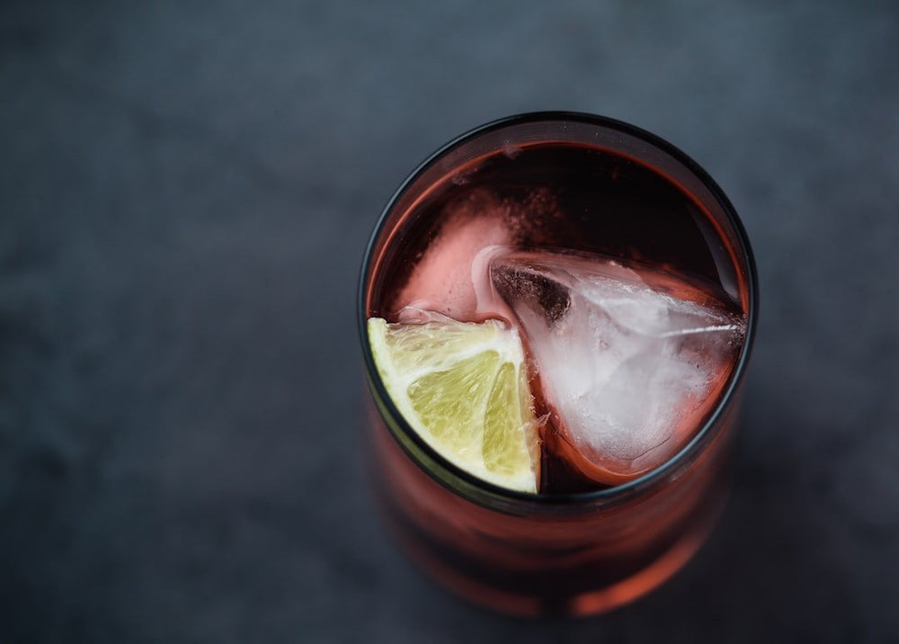 Cocktail al Gin: Guida Completa per Preparare Classici e Creazioni Contemporanee - Mezzanotte | Distilleria & Spirits