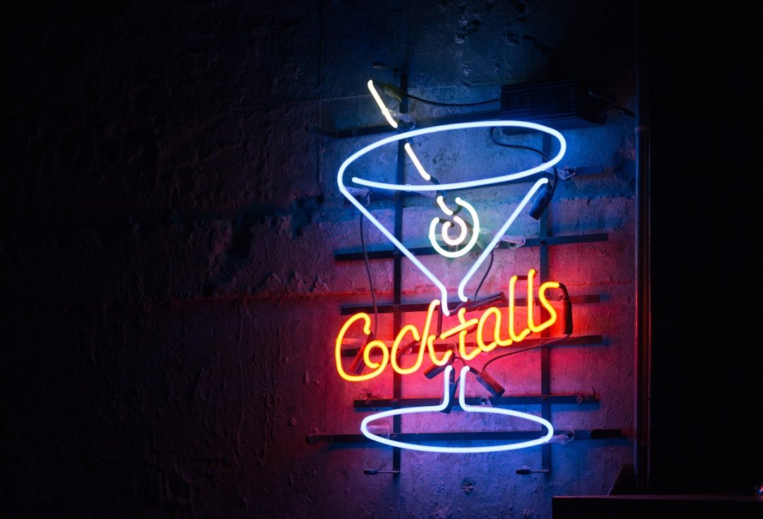 Cocktail con Gin: Guida Completa, Ricette e Idee Creative - Mezzanotte | Distilleria & Spirits