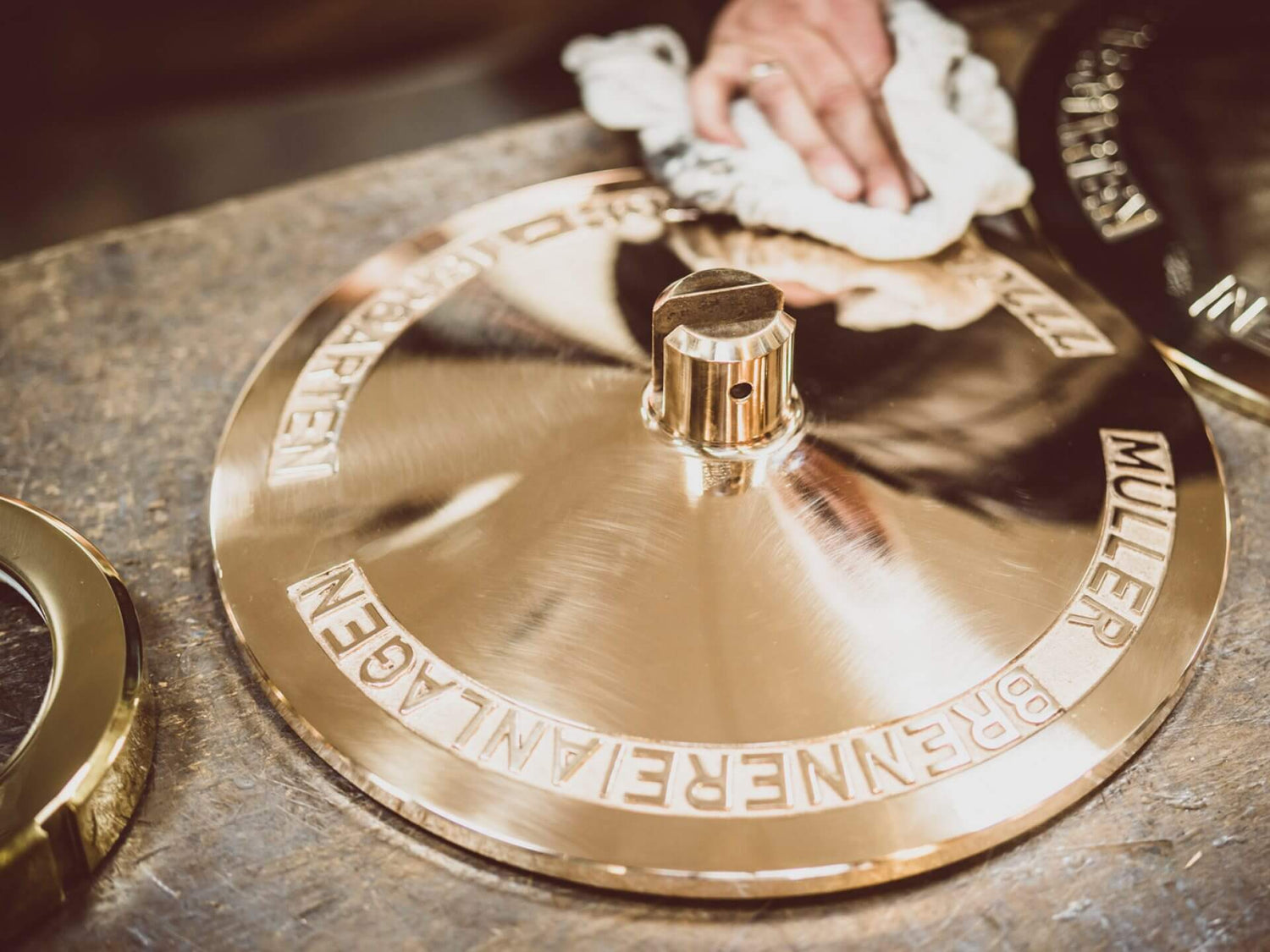 Portellone in rame dell'alambicco Müller Brennereianlagen lucidato a mano – dettaglio dell'attrezzatura artigianale della Distilleria Mezzanotte