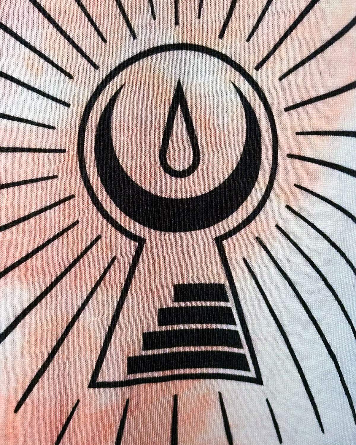 Arte psichedelica con simbolo goccia distillato e raggi solari su sfondo tie-dye colorato