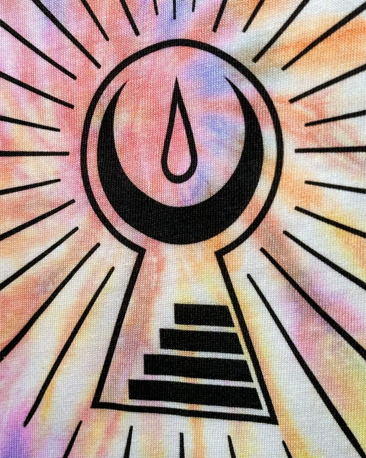 Arte psichedelica con simbolo goccia distillato e raggi solari su sfondo tie-dye colorato