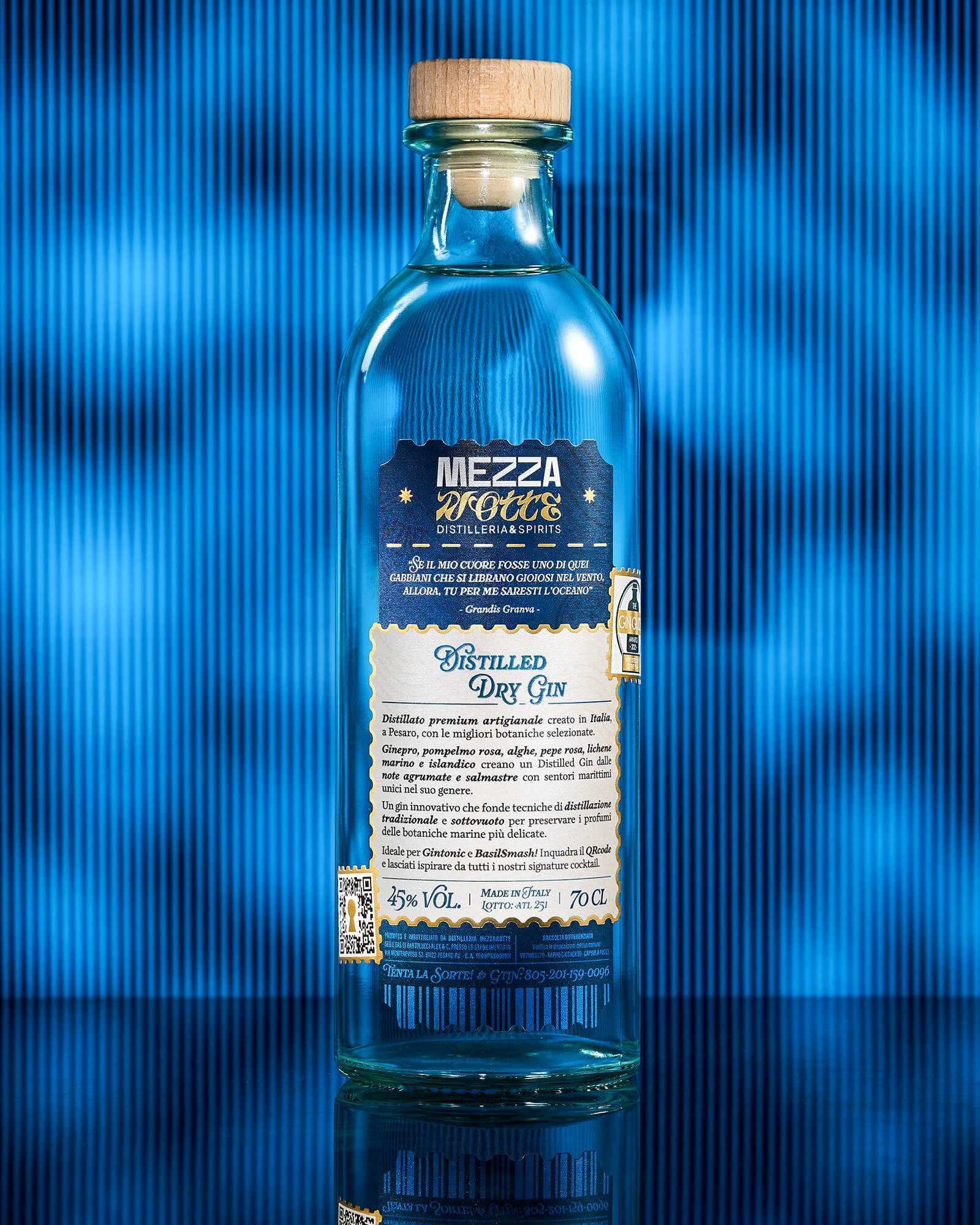 Retro bottiglia Atlantide Distilled Dry Gin con etichetta informativa: botaniche marine, 45% vol, 70cl. Gin artigianale italiano distillato a Pesaro.