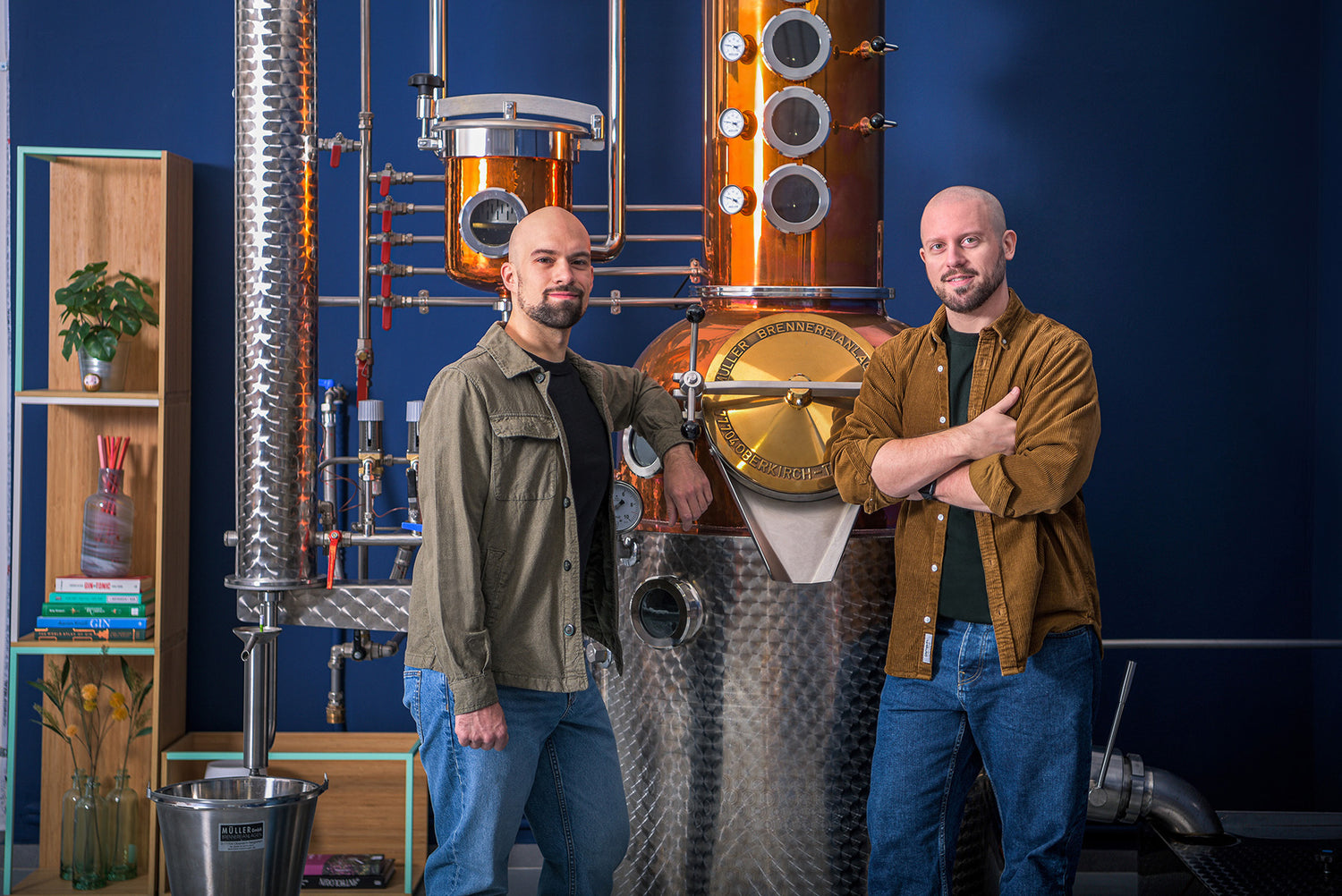 Alex Mezzanotte e Giacomo Bracci, fondatori di Mezzanotte Distilleria e Spirits, davanti all'alambicco Müller nella distilleria di Pesaro.
