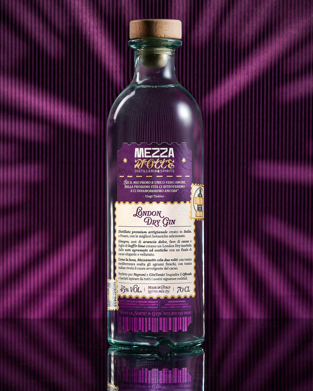 Retro bottiglia Mezzanotte London Dry Gin con etichetta informativa: arancia dolce, fave di cacao, kaffir lime, 45% vol, 70cl. Gin artigianale italiano distillato a Pesaro.