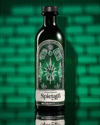 Bottiglia di Spietato Amaro Erbaceo Mezzanotte in vetro verde con etichetta argentata, illustrazione di mano trafitta da pugnali. Amaro alle erbe artigianale italiano.