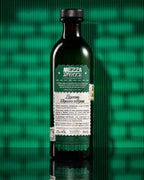 Retro bottiglia Spietato Liquore Amaro d'Erbe Mezzanotte con etichetta informativa: china rossa, salvia, genziana, tè nero, 23% vol, 70cl. Amaro artigianale italiano fatto a Pesaro.