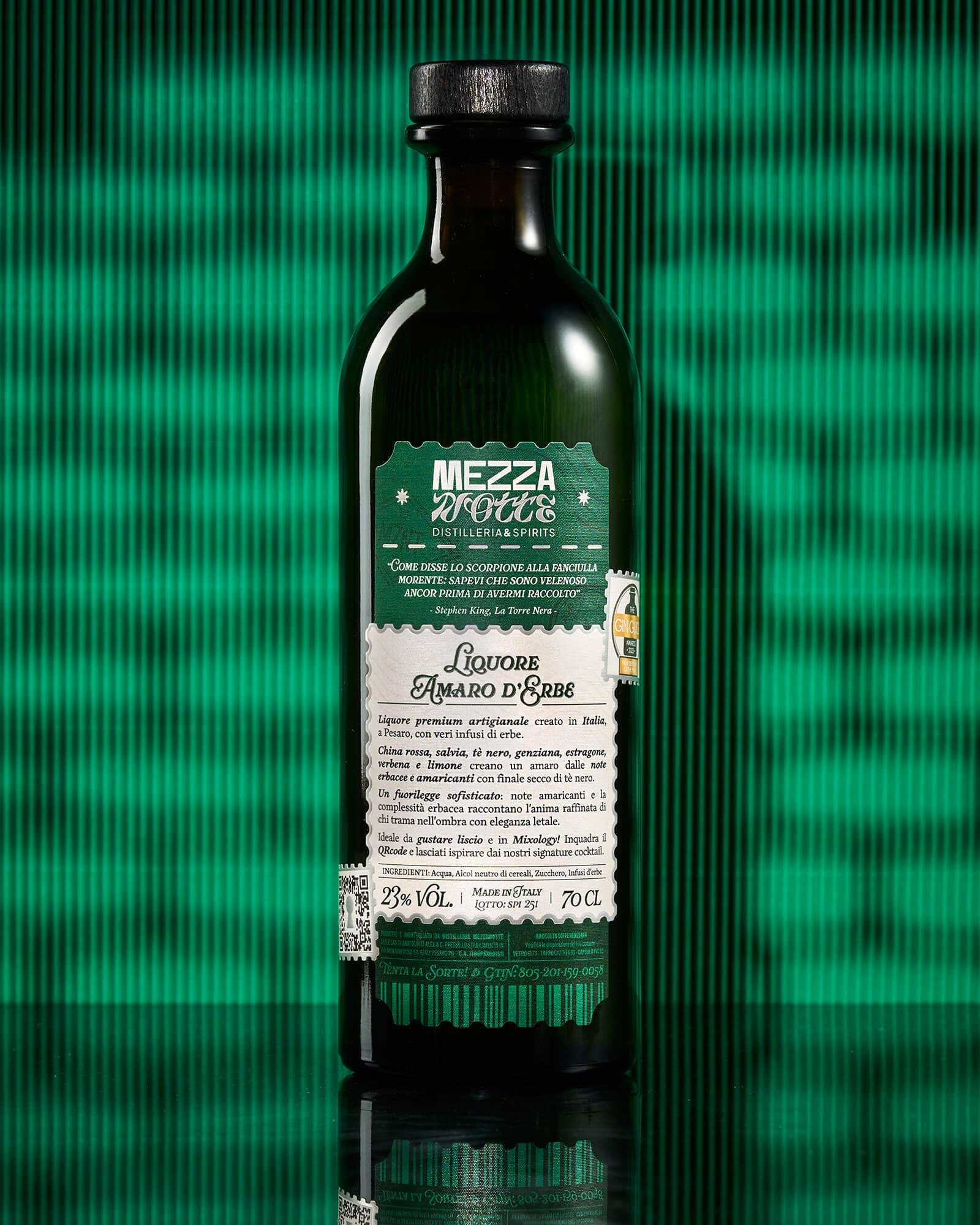 Retro bottiglia Spietato Liquore Amaro d'Erbe Mezzanotte con etichetta informativa: china rossa, salvia, genziana, tè nero, 23% vol, 70cl. Amaro artigianale italiano fatto a Pesaro.