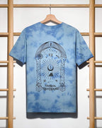 T-shirt tie-dye Distilleria Mezzanotte blu cielo notturno con design mistico luna e simboli celesti