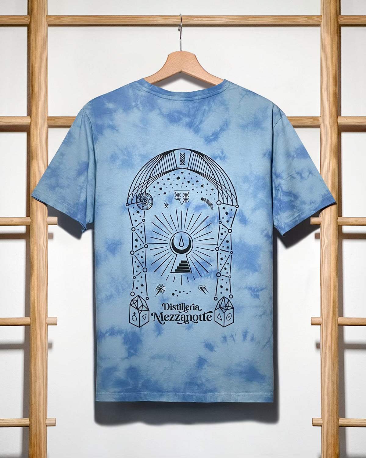 T-shirt tie-dye Distilleria Mezzanotte blu cielo notturno con design mistico luna e simboli celesti