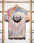 T-shirt tie-dye multicolore Distilleria Mezzanotte con logo luna distilleria su gruccia legno