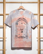 T-shirt tie-dye Distilleria Mezzanotte con design mistico luna goccia distillato e simboli esoterici