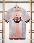T-shirt tie-dye Distilleria Mezzanotte rosa grigio con logo luna minimalista su gruccia legno