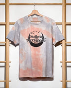 T-shirt tie-dye Distilleria Mezzanotte rosa grigio con logo luna minimalista su gruccia legno