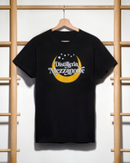T-shirt nera con logo Distilleria Mezzanotte su cotone morbido, design minimal e vestibilità comoda unisex.