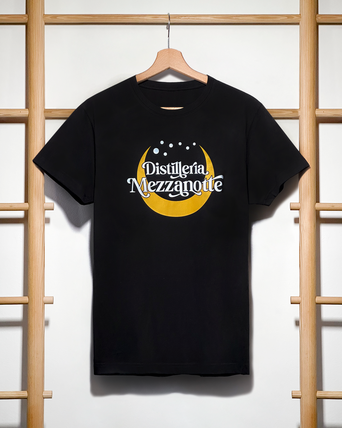 T-shirt nera con logo Distilleria Mezzanotte su cotone morbido, design minimal e vestibilità comoda unisex.